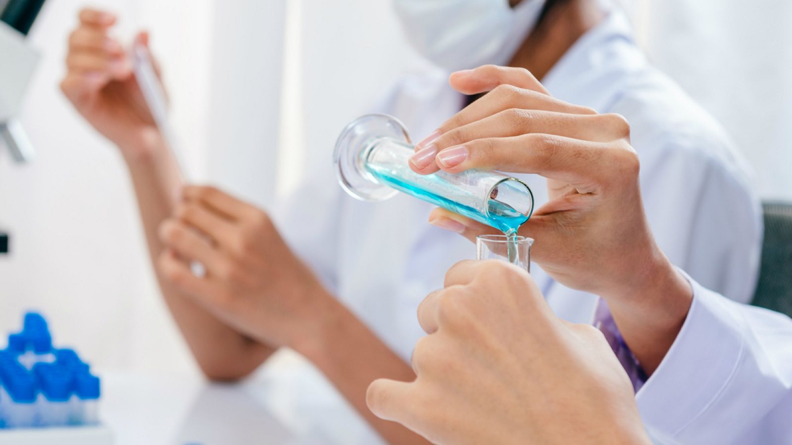 Científicos investigando