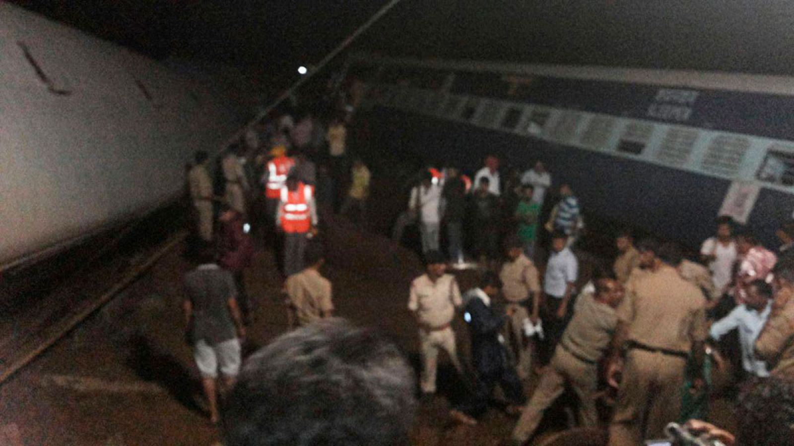 Al menos una veintena de muertos en el descarrilamiento de dos trenes sobre un río en la India