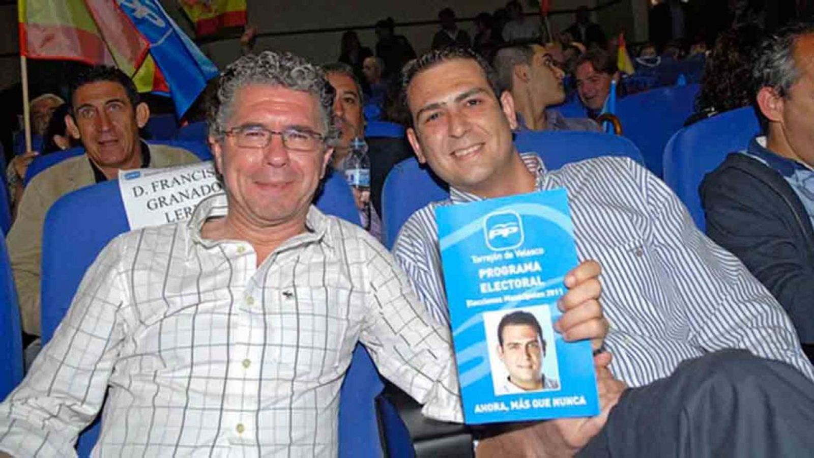 Francisco Granados, presunto líder de la trama, y Gonzalo Cubas, exalcalde de Torrejón de Velasco, en un mitin en 2011