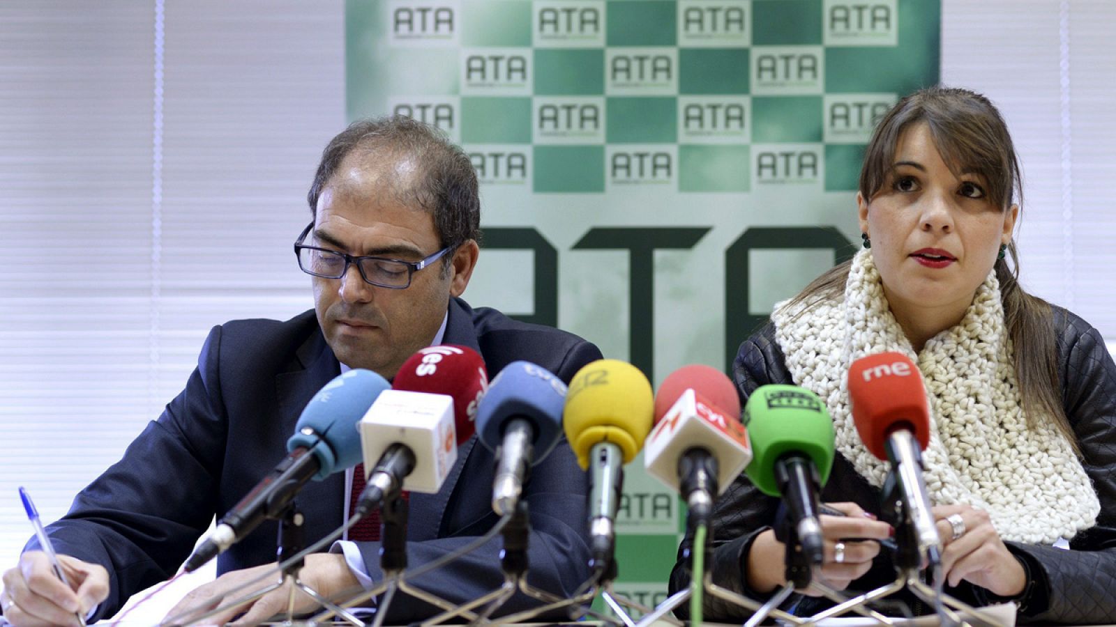 El presidente nacional de ATA, Lorenzo Amor, y la representante de Castilla y León de esta organización, Soraya Mayo