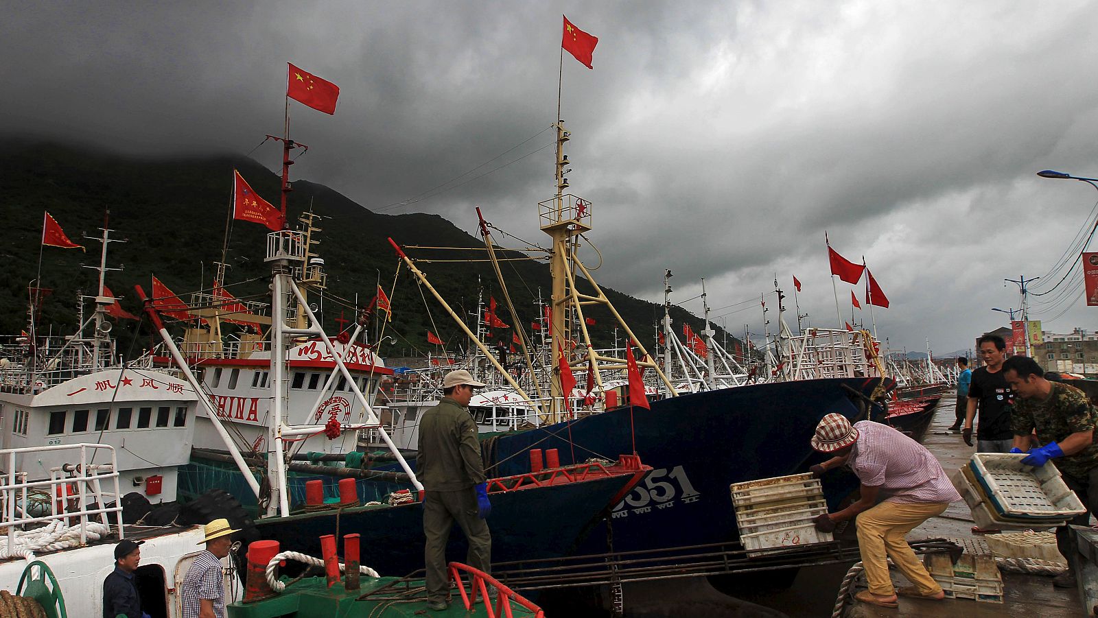 Los pescadores organizan sus cestas en la provincia de Wenzhou mientras se preparan ante la llegada del tifón Soudelor