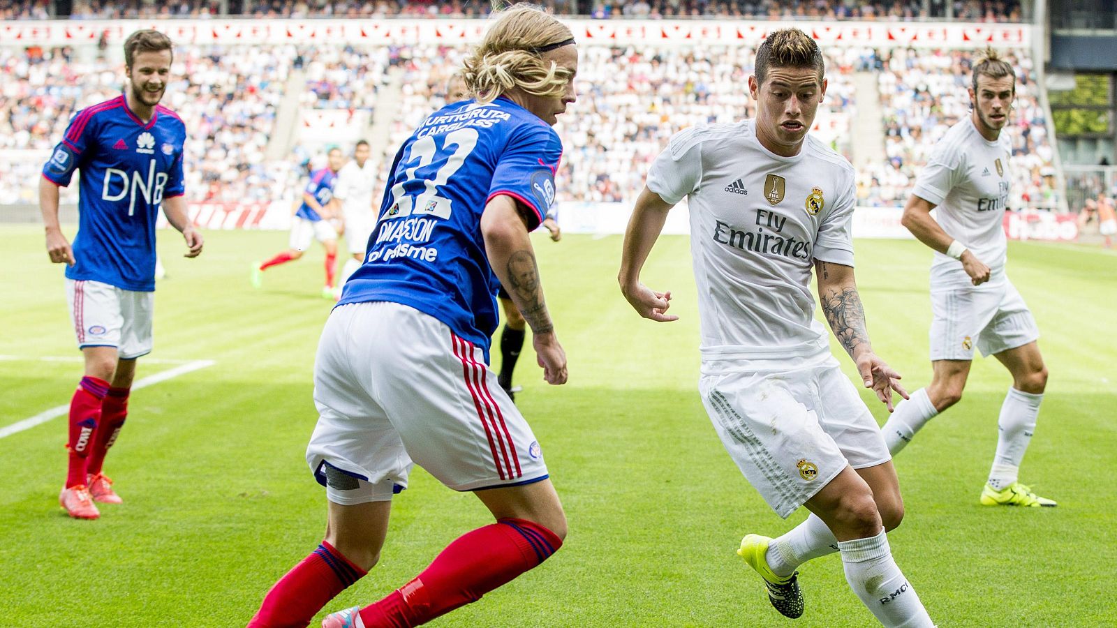 El jugador del Valerenga noruego Mar Omarsson trata de superar al madridista James Rodríguez