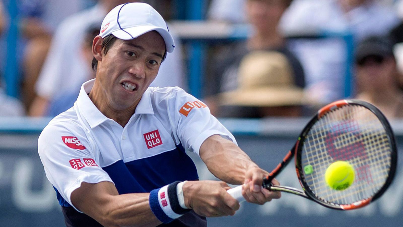 El japonés Kei Nishikori devuelve una pelota al estadfounidense John Isner en la final del torneo de Washington.