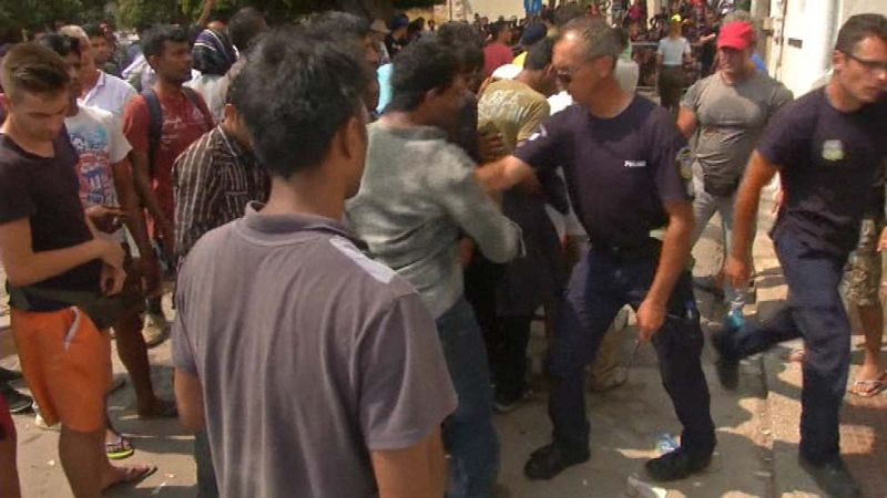 Un policía griego, suspendido por amenazar con un cuchillo a refugiados e inmigrantes