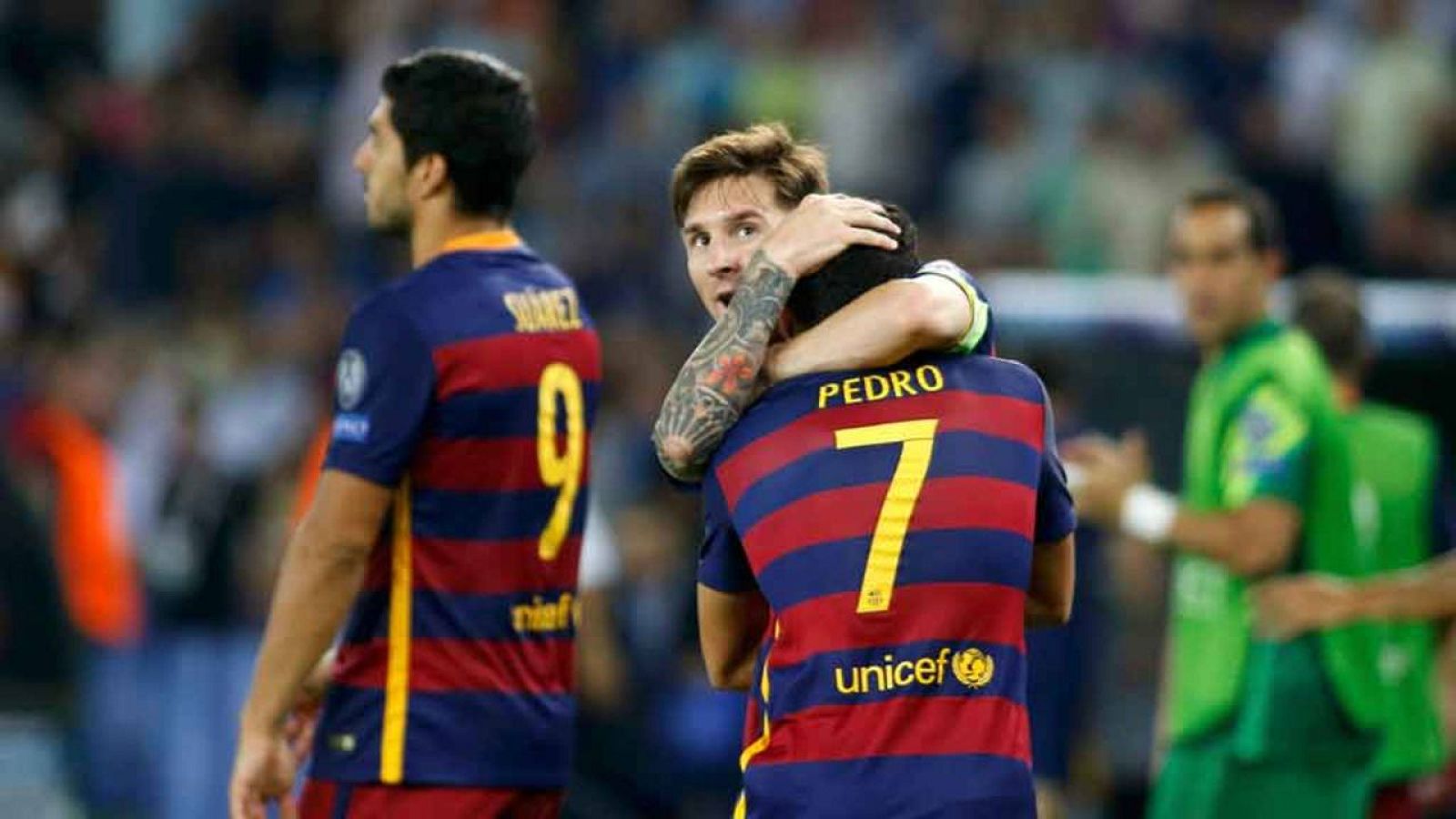 Pedro se abraza a Messi tras conseguir el gol definitivo