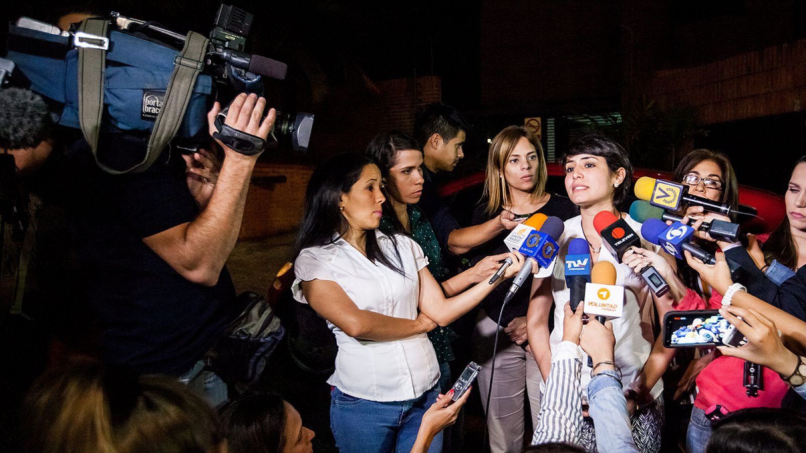 La esposa del ex alcalde de San Cristobal Daniel Ceballos, Patricia Gutiérrez, habla a la prensa en su domicilio de Caracas, Venezuela