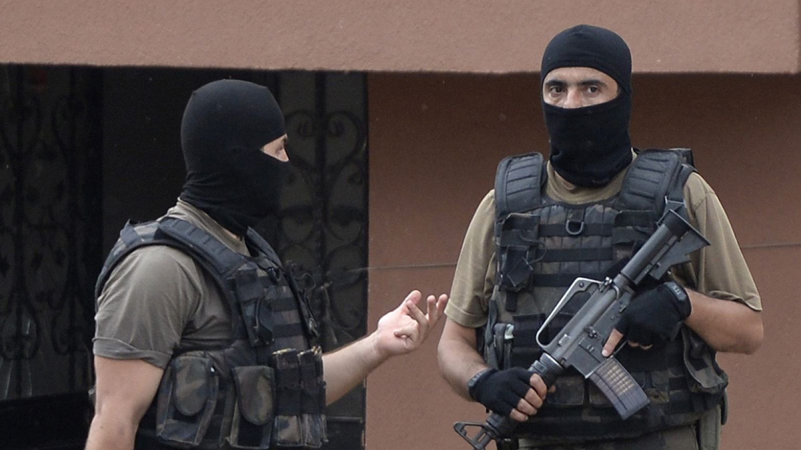 Policías turcos realizan una inspección tras la explosión de una bomba en Estambul