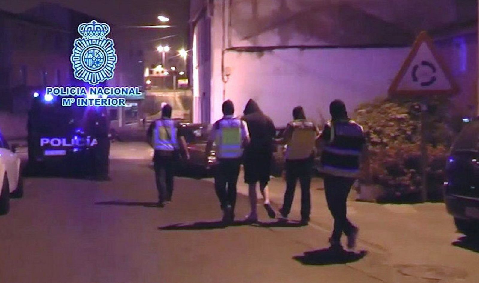 Imagen de la detención del hombre que vendía camisetas yihadistas en Narón, A Coruña.