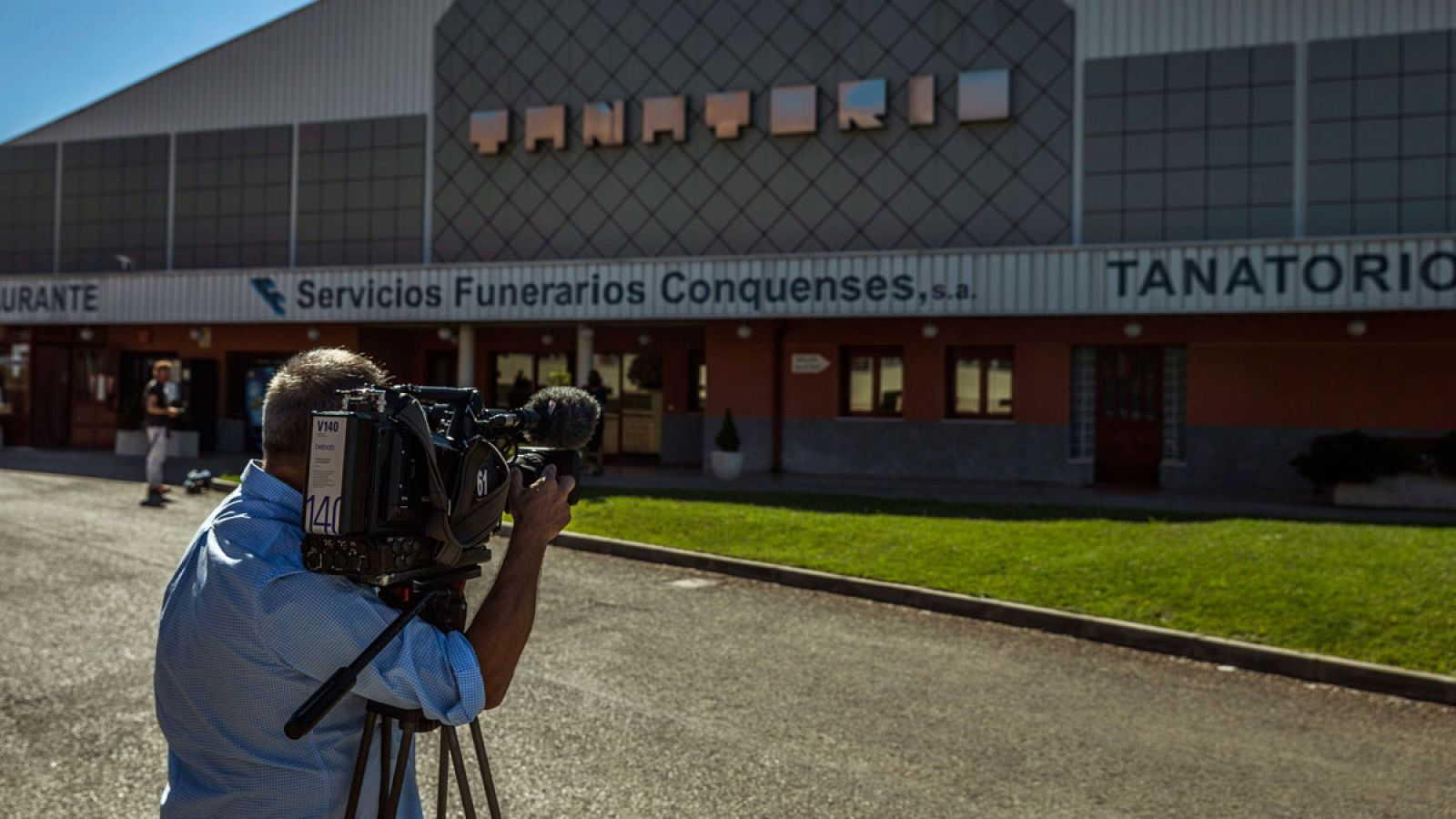 Un informador gráfico toma imágenes del tanatorio Ronda Oeste de Cuenca, donde se hallan los cuerpos de Marina y Laura.