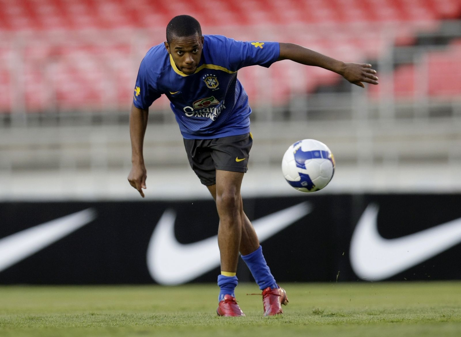 Robinho entrena en el estadio Minerao en Brasil