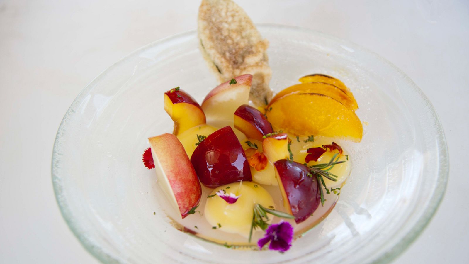 Ensalada de frutas de hueso de Cieza, crema de limón y paparajotes