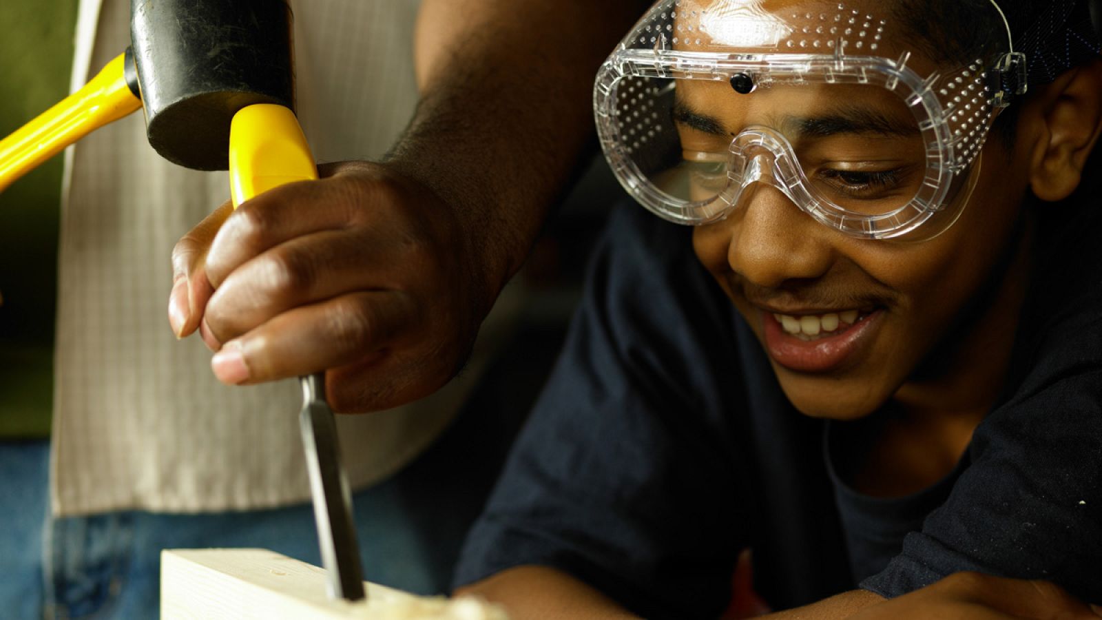 Un joven recibe un curso de carpintería