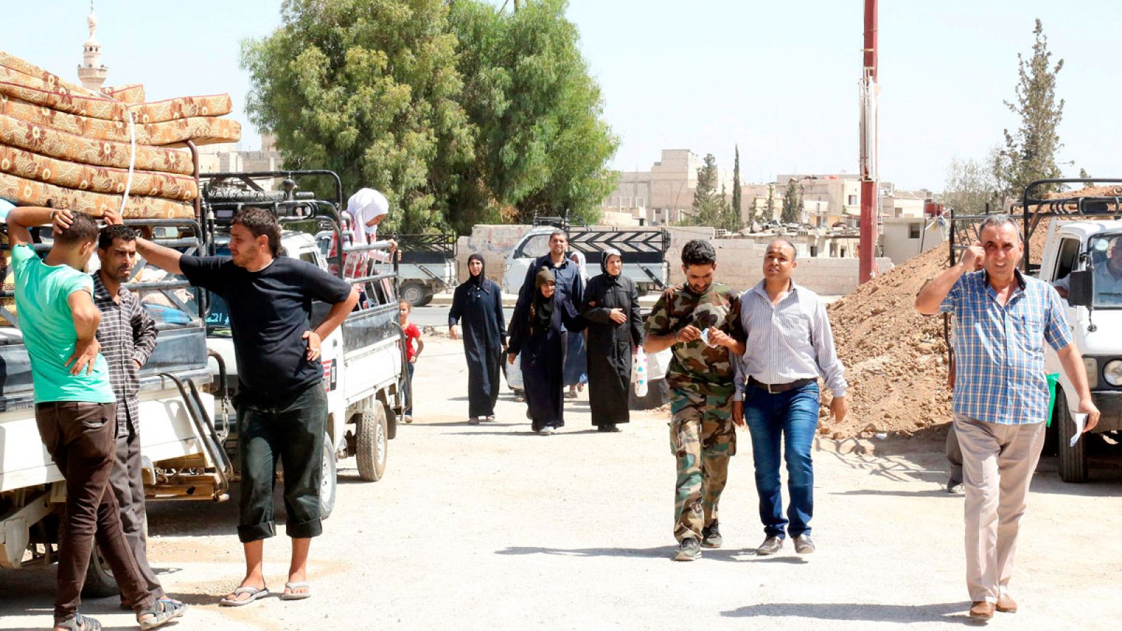 Un grupo de desplazados sirios regresa a la ciudad de al-Husseinia, al sur de Damasco.