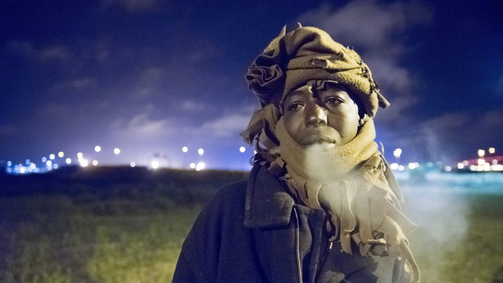 Un inmigrante se dirige hacia el túnel bajo el canal de la Mancha que une Francia y Reino Unido