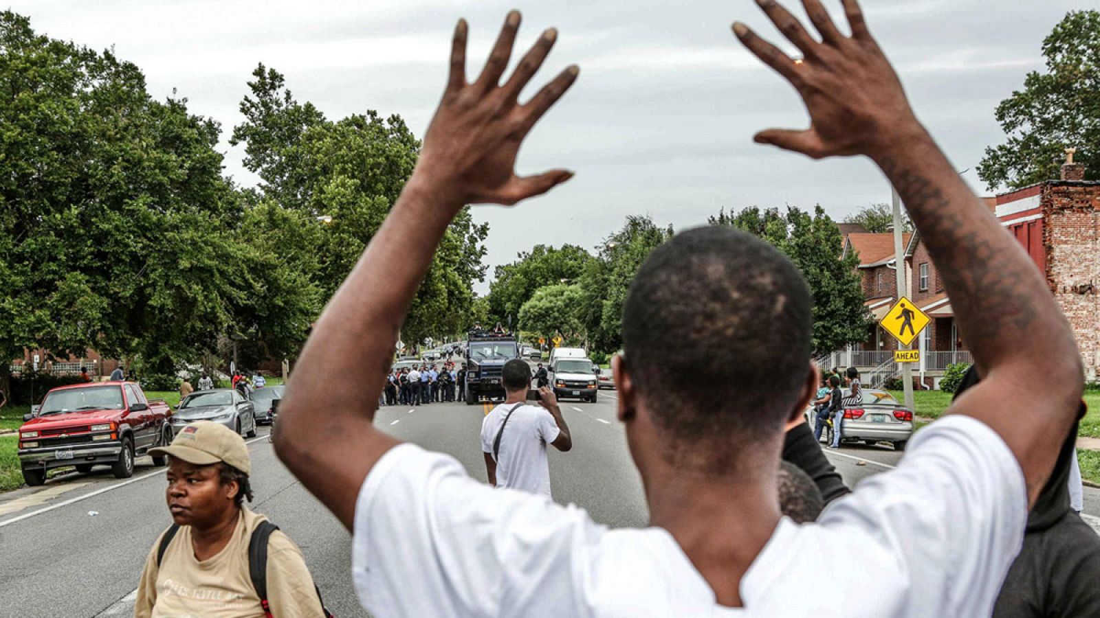 Un joven protesta contra la policía en San Luis (Misuri, EE.UU.)