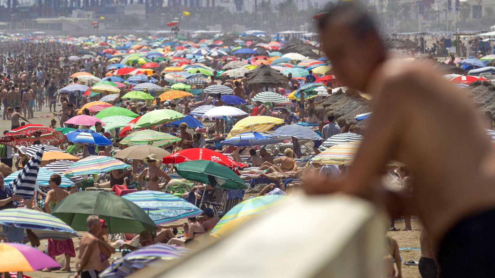 Imagen de la playa de La Malvarrosa de Valencia abarrotada por miles de bañistas en el último fin de semana de julio