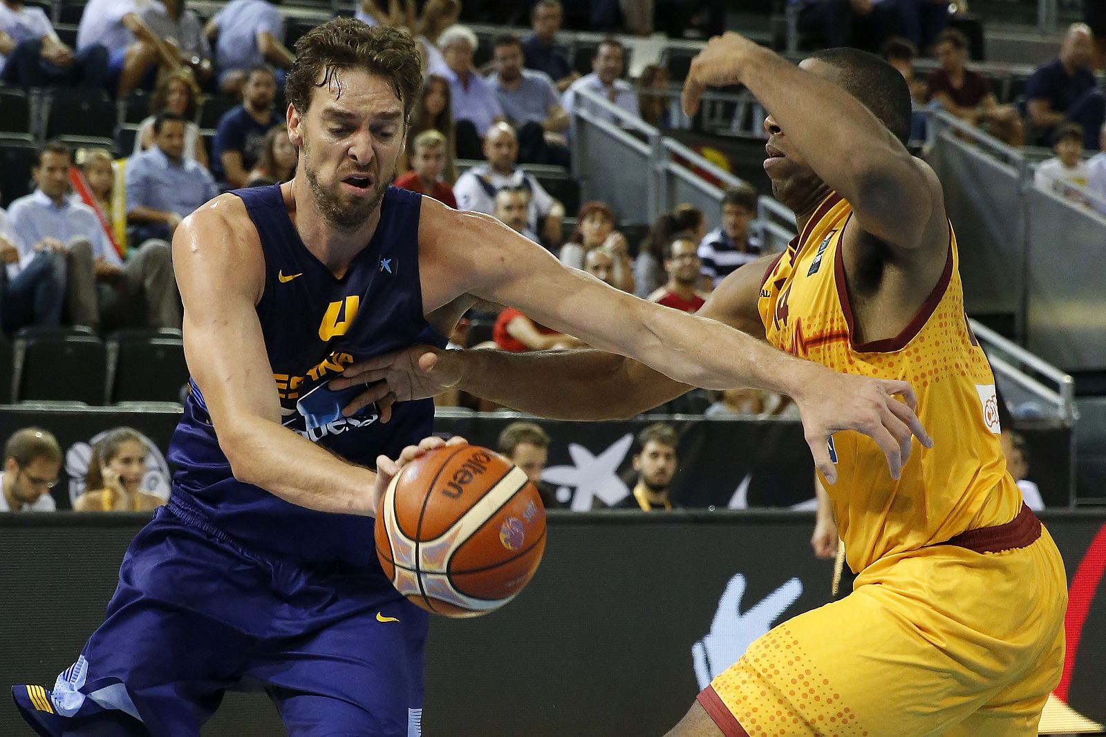 Pau Gasol (i) intenta superar al ala-pívot estadounidense de Macedonia Richard Hendrix.