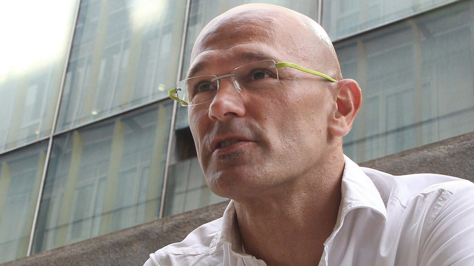 El cabeza de lista de 'Junts pel Sí', Raül Romeva, durante su entrevista con Efe