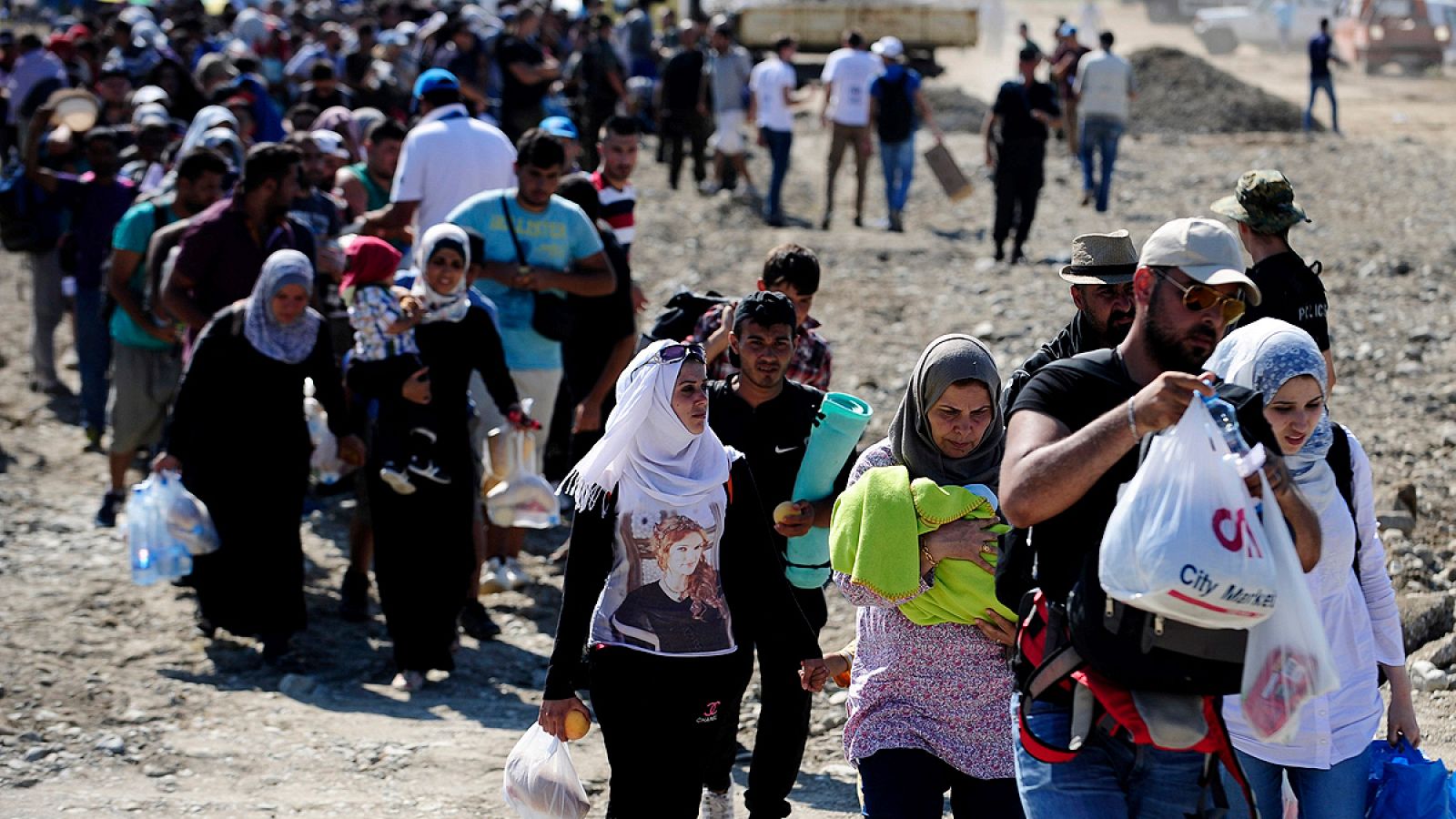 Grupos de inmigrantes atraviesan la frontera macedonia con dirección a Europa occidental