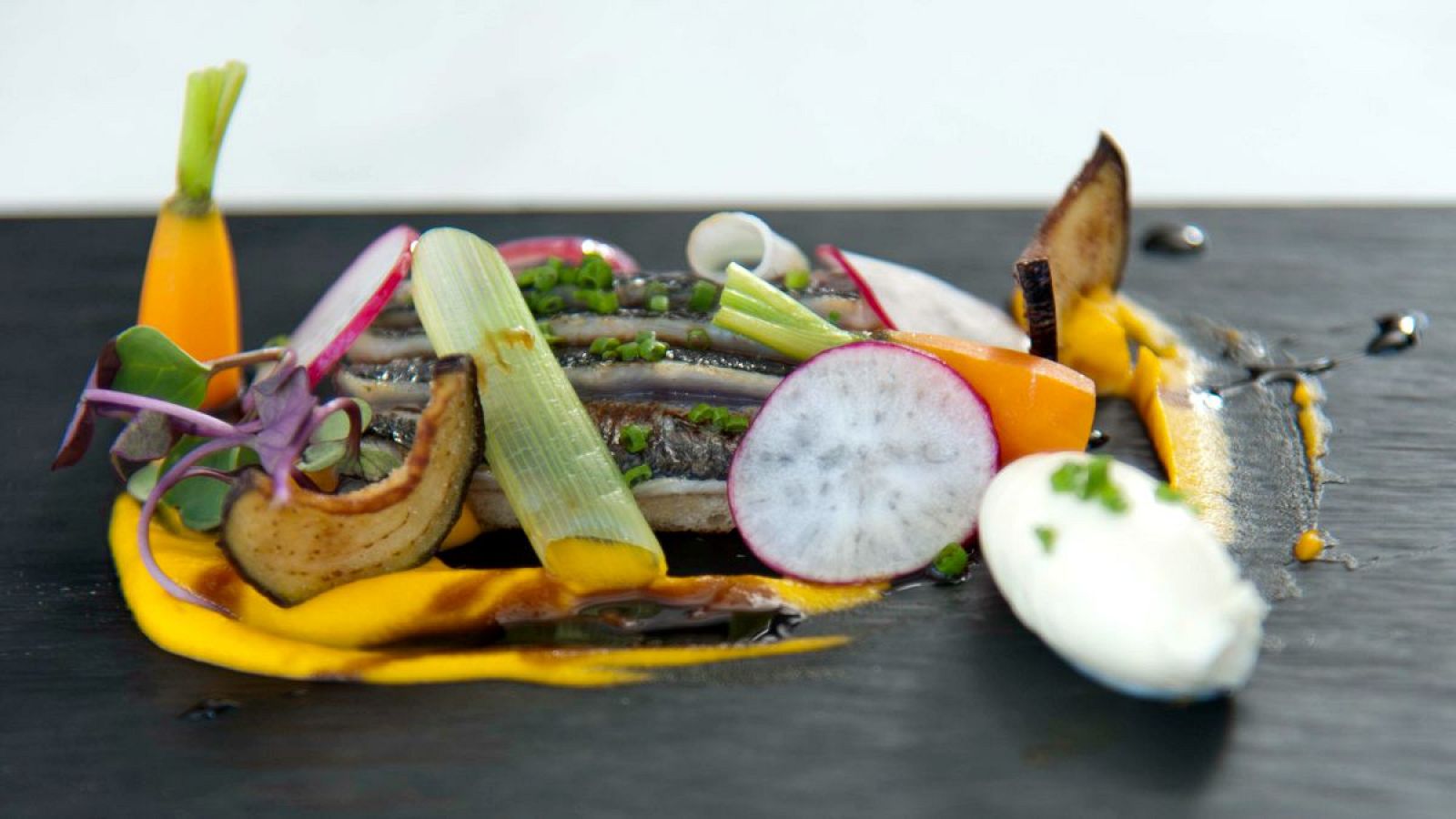 Escabeche de sardinas, berenjenas a la miel y puré de zanahoria