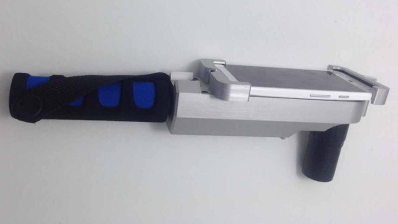 Colposcopio móvil al que se ha aplicado un teléfono