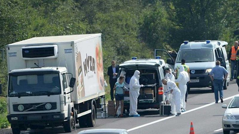 Hallan a decenas de refugiados muertos por asfixia en un camión en Austria 