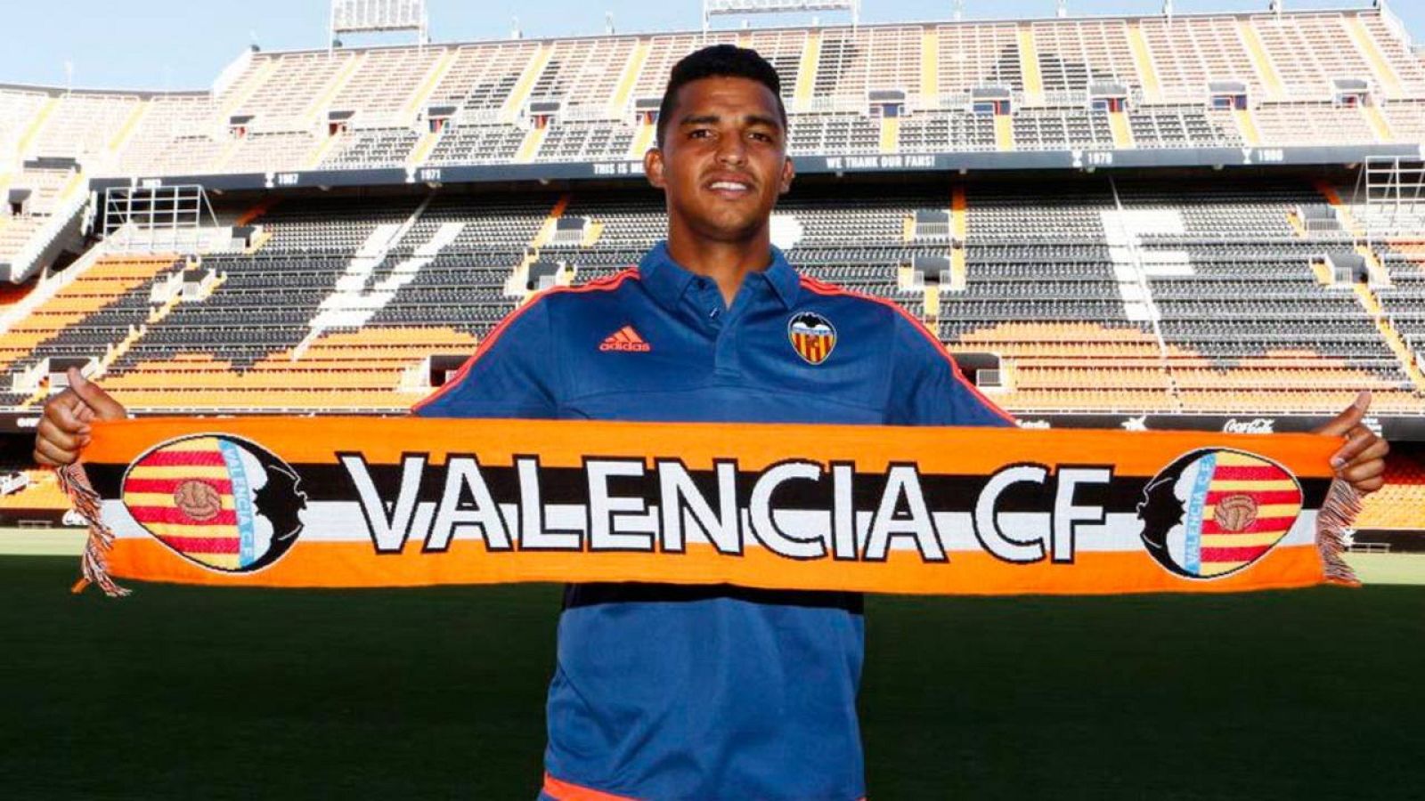 El central brasileño Ardellan Santos posa con una bufanda del Valencia