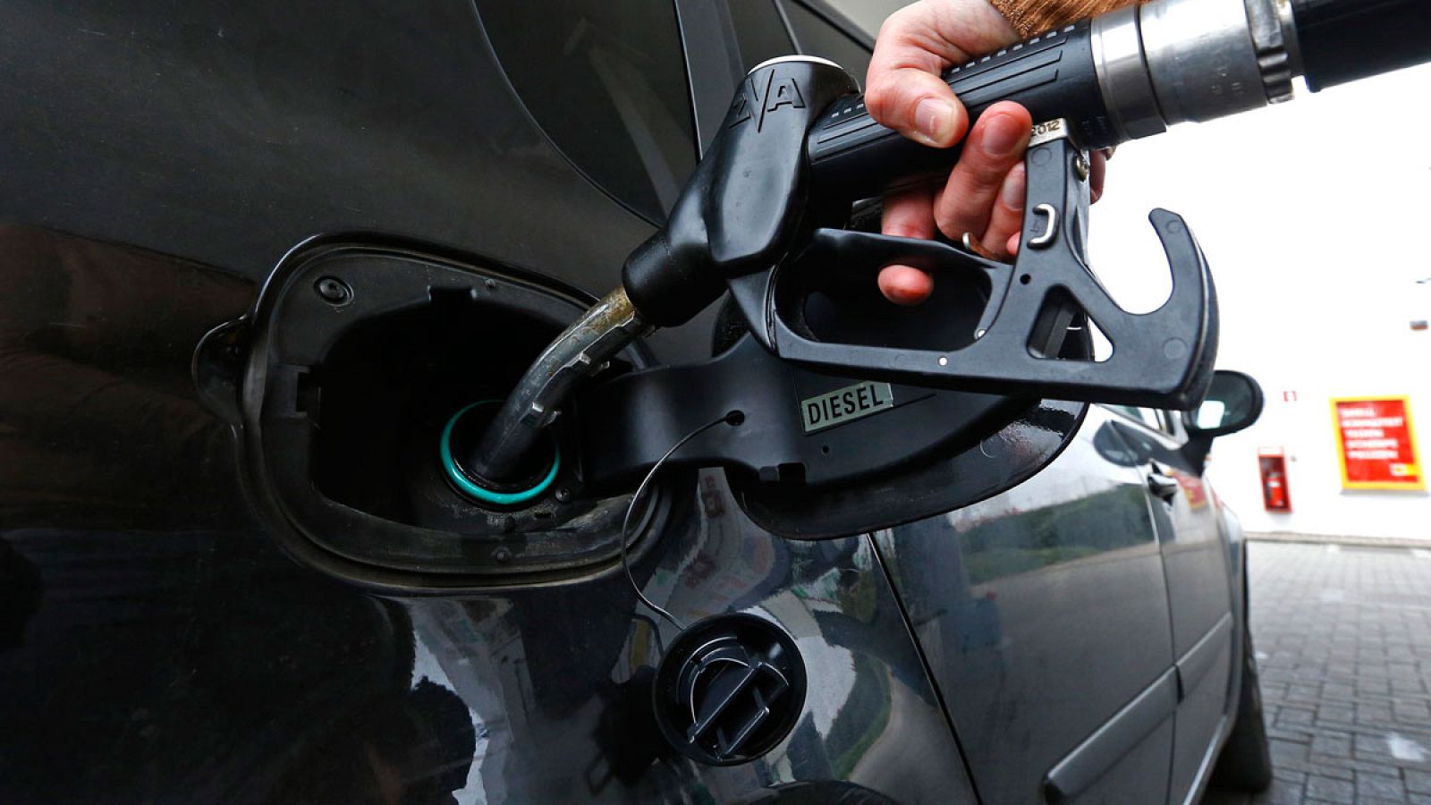 Repostaje en una gasolinera