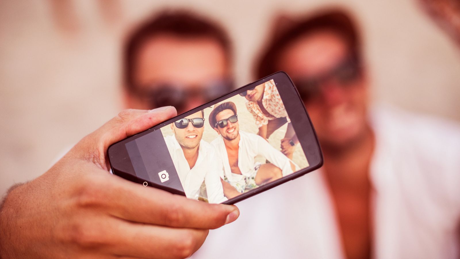 Dos amigos graban un vídeo con su teléfono móvil