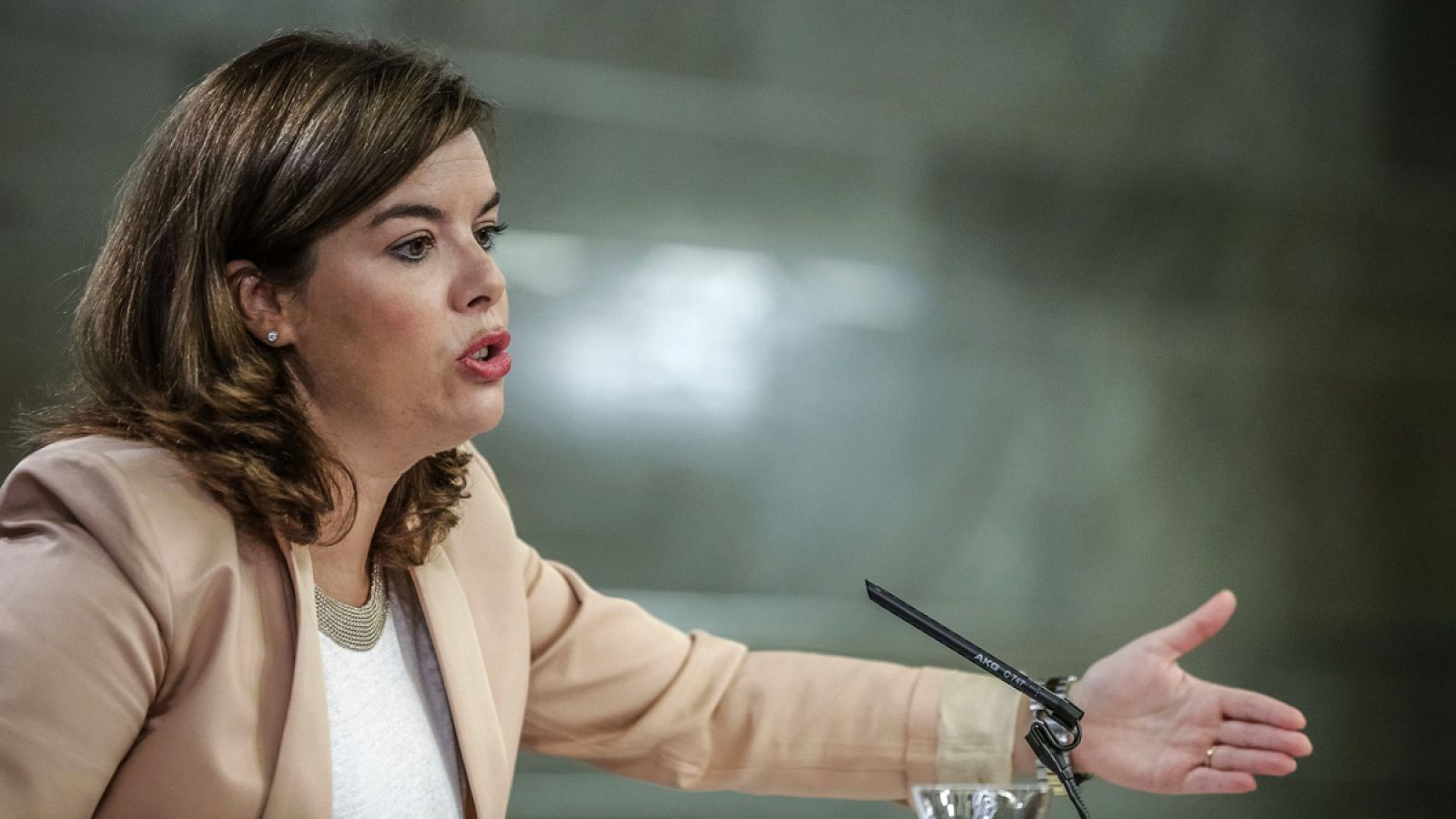 La vicepresidenta del Gobierno, Soraya Sáenz de Santamaría, durante la rueda de prensa posterior a la reunión del Consejo de Ministros