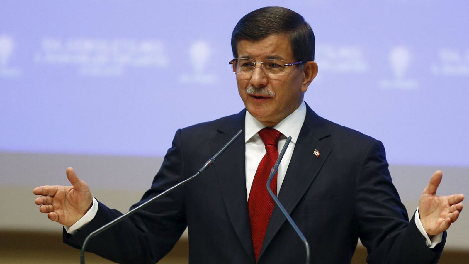 El primer ministro, Ahmet Davutoglu, en Ankara durante el anuncio del Gobierno interino.