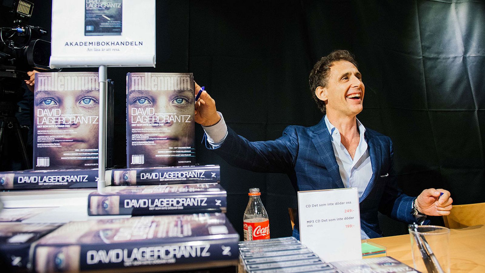 David Lagercrantz firma ejemplares de la cuarta entrega de Millenium