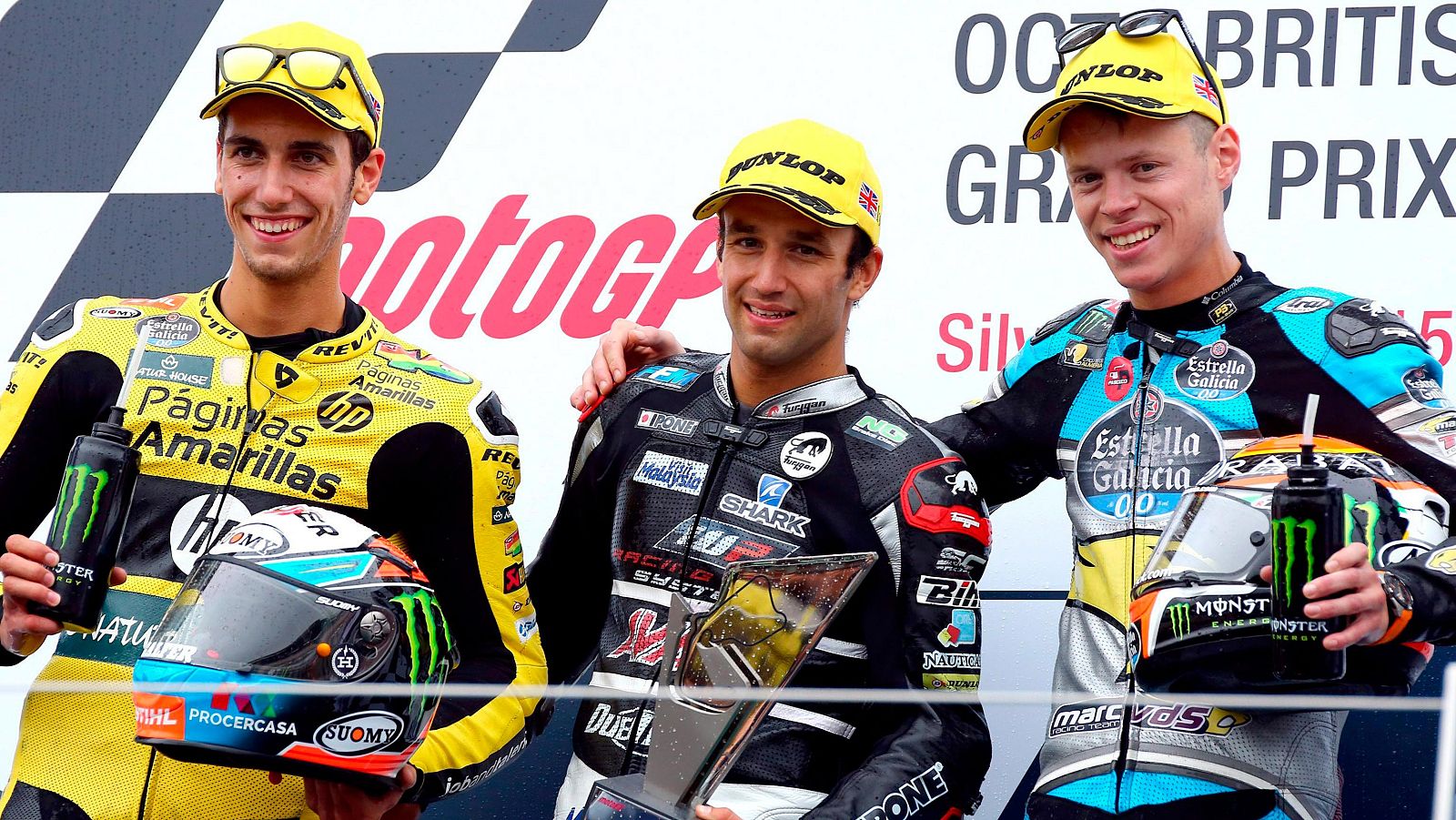 Johan Zarco, en el centro, celebra en el podio con Álex Rins y Tito Rabat