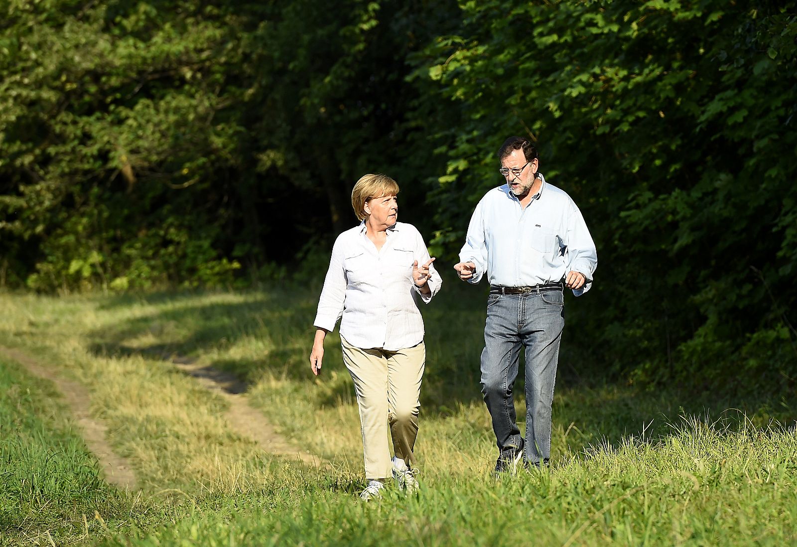 Mariano Rajoy conversa con Angela Merkel en el castillo de Meseberg (Alemanía) en las cercanías de Berlín.