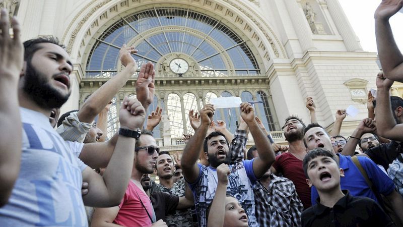 Hungría desaloja a un millar de refugiados de la estación de tren de Budapest 