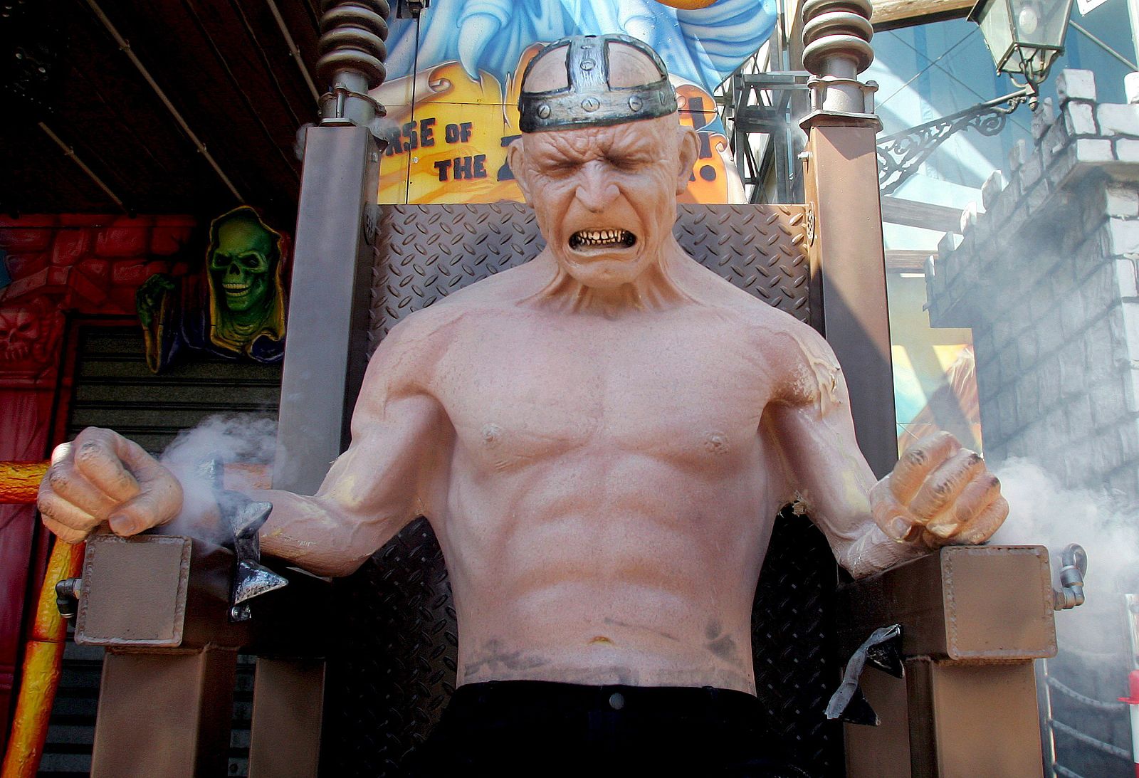 Un muñeco es ejecutado en una atracción de feria en Milán por un euro