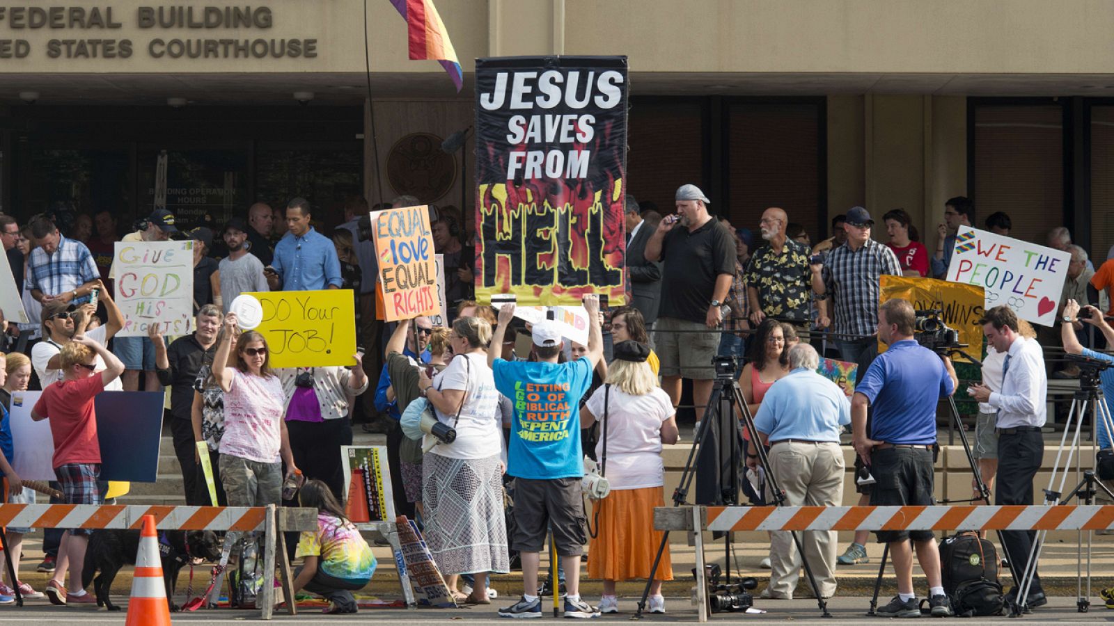 Manifestación a las puertas de un juzgado en Kentucky por el proceso a la funcionaria que rechaza el matrimonio gay