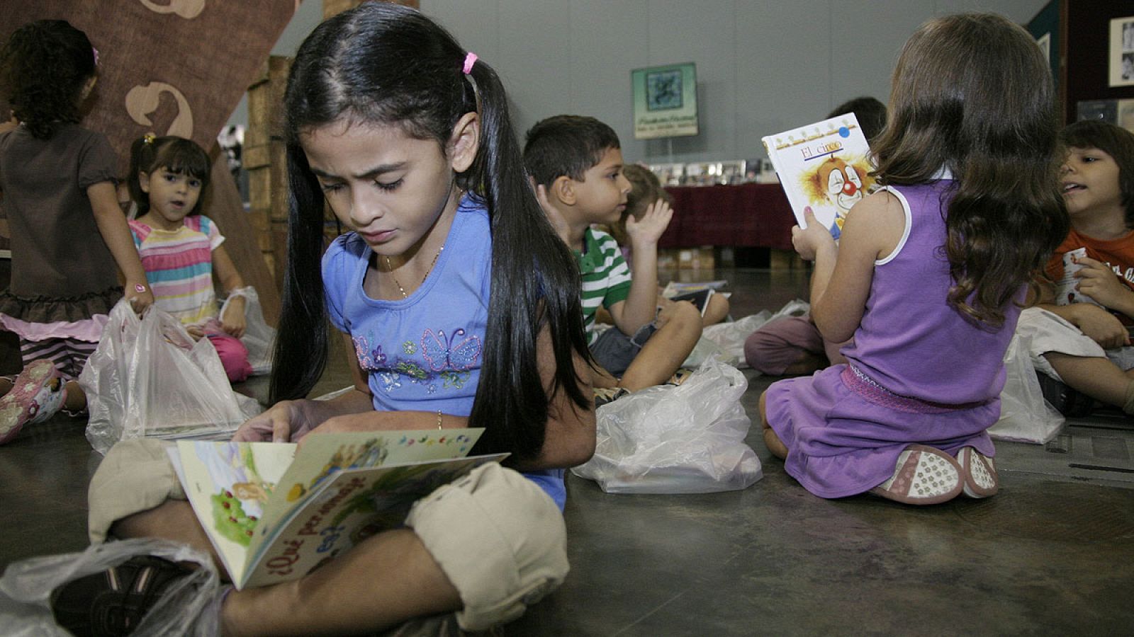 Niños y niñas leen durante la jornada de inauguración de la XII edición de la Feria Internacional del Libro de Puerto Rico