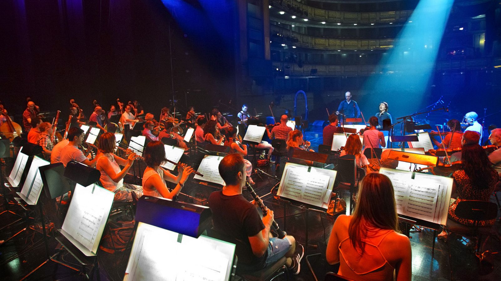 La 1 ofrece 'Raphael Sinphonico', el concierto del artista y la Orquesta RTVE desde el Teatro Real