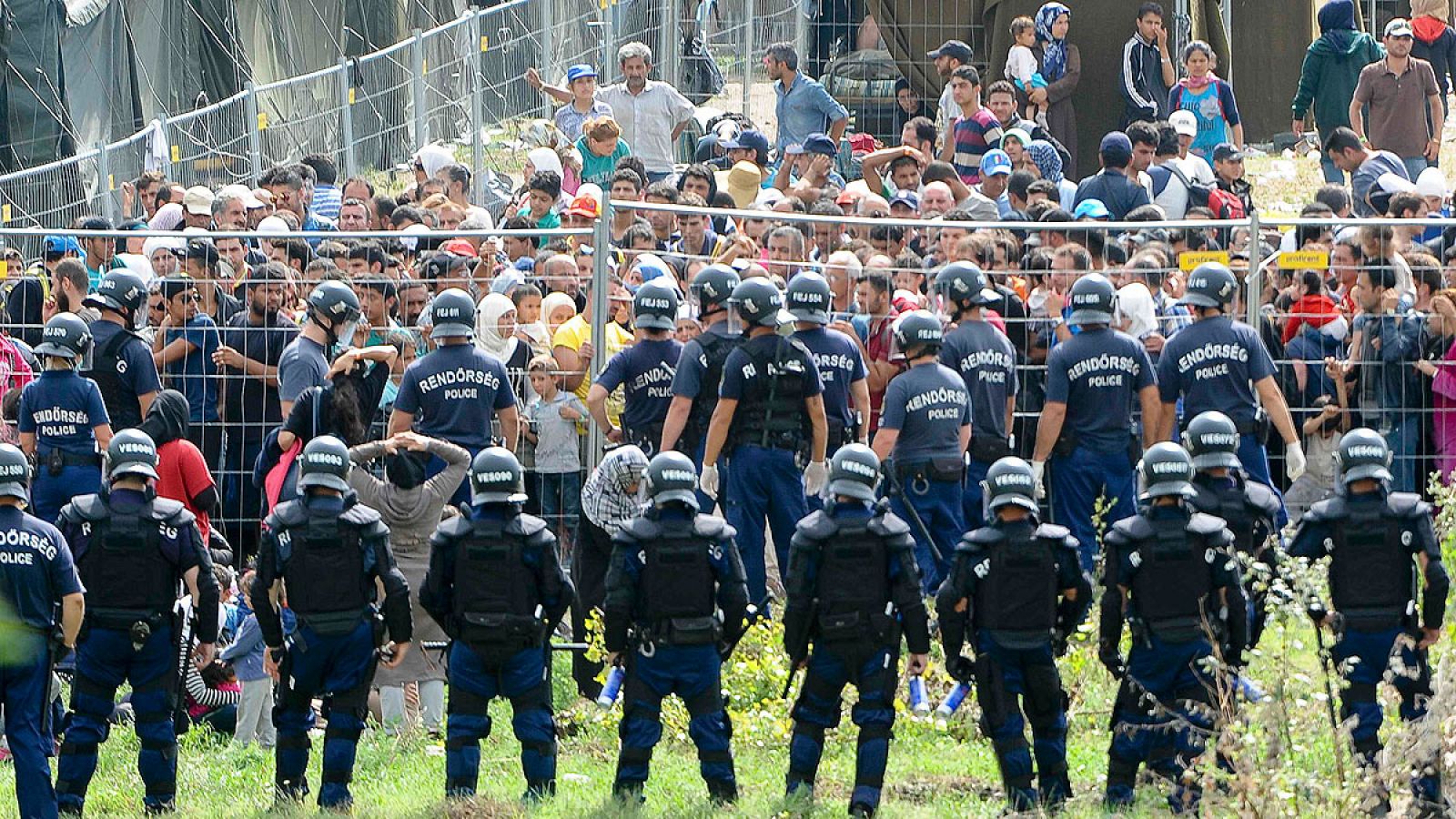 Agentes de la Policía hungara montan guardia en uno de los campos de refugiados de Roszke