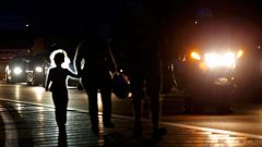 Hungría traslada en autobuses a miles de refugiados hasta la frontera con Austria
