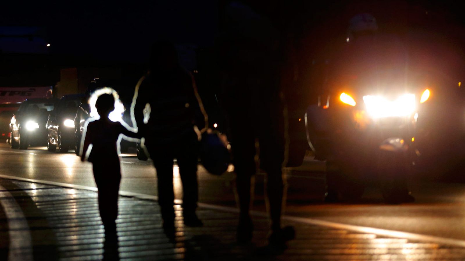 Unos migrantes caminan por la autopista, a unos 22 kilómetros de Budapest, hacia la frontera de Austria.