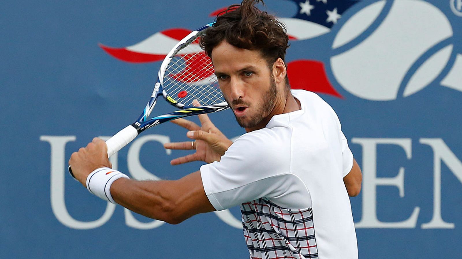 El español Feliciano López devuelve una bola al italiano Fabio Fognini en el US Open de tenis 2015