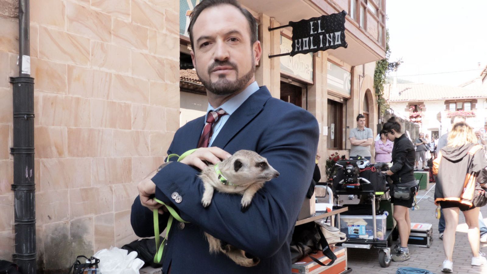 Damián posa con su suricato Genaro.