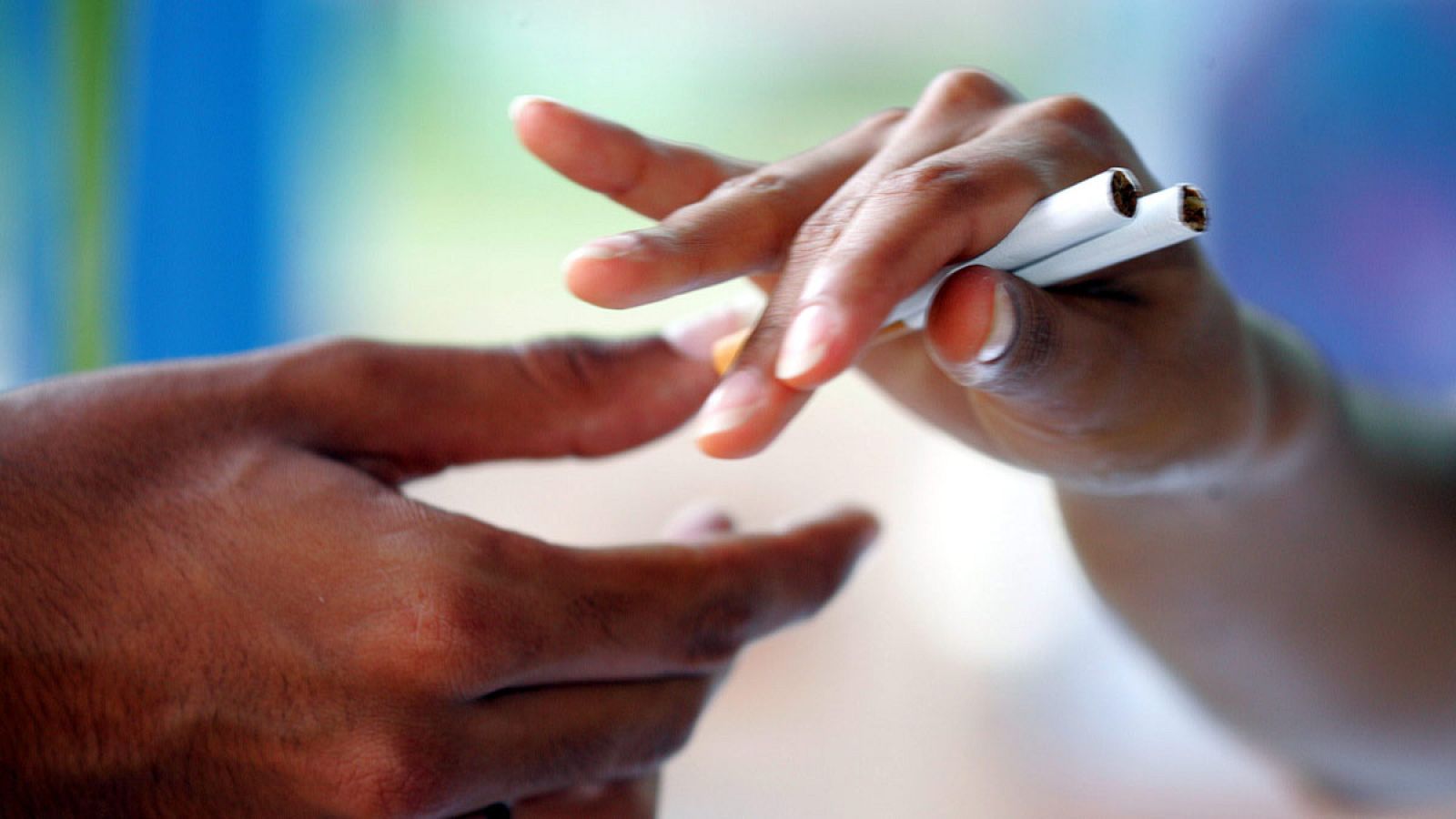 La probabilidad de fumar tabaco a diario es más elevada en quienes no tienen empleo.