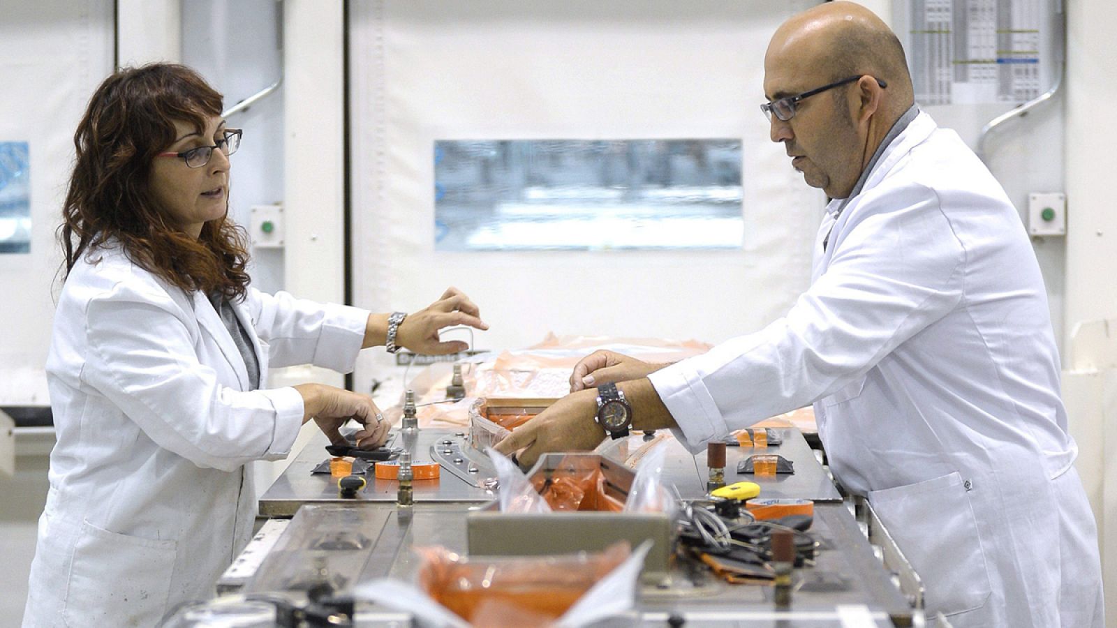 Dos empleados de una fábrica de componentes aeronaúticos