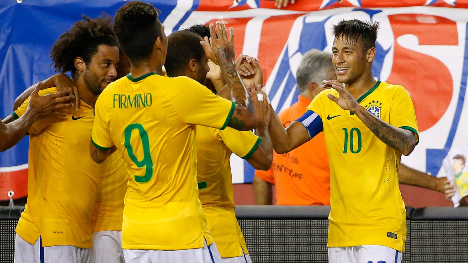 Los jugadores de Brasil felicitan a Neymar tras uno de sus goles.