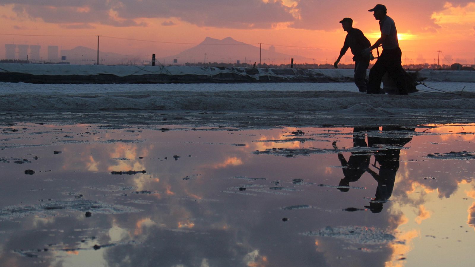 Dos trabajadores de una salina en Lianyungang