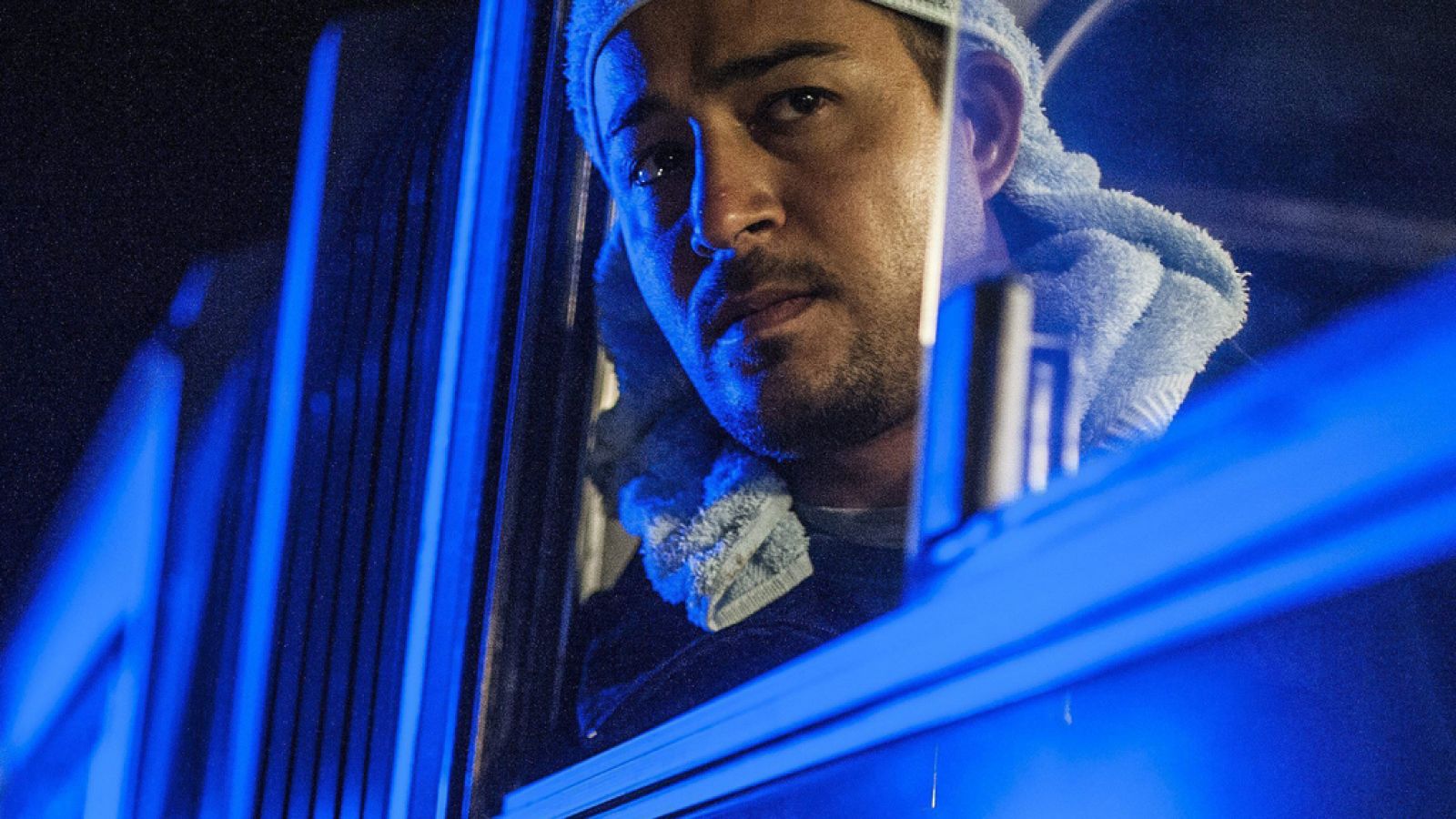 Refugiados son llevados en autobús tras ser desalojados por la policía de la autopista M5 donde descansaban cerca de Szeged en su camino a Budapest (Hungría)