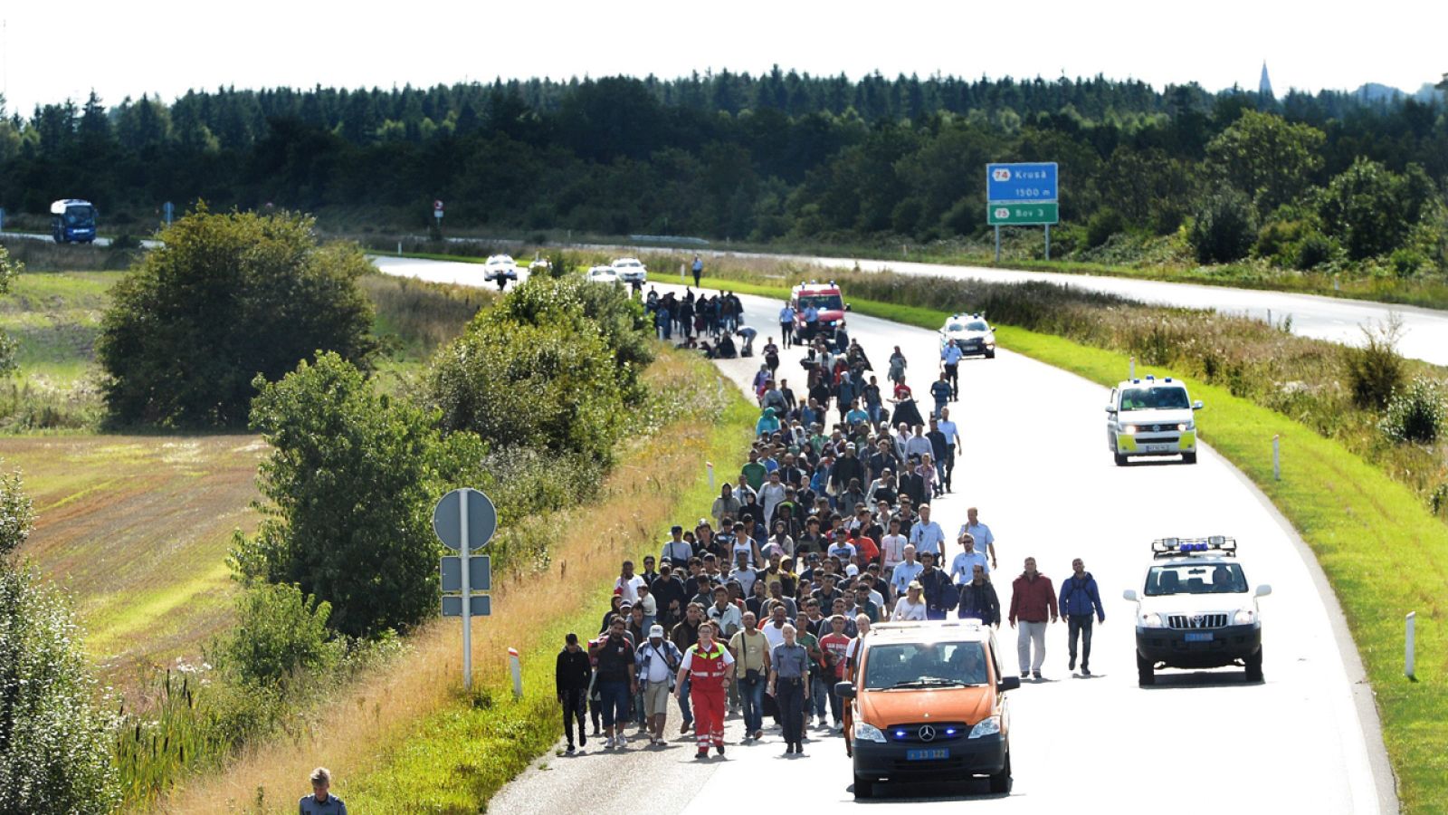 Refugiados caminan por una autovía danesa en dirección a Suecia